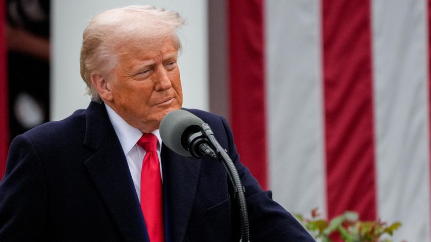 Trump presenta la nueva "tarjeta dorada" para inmigrantes millonarios que lleva su imagen