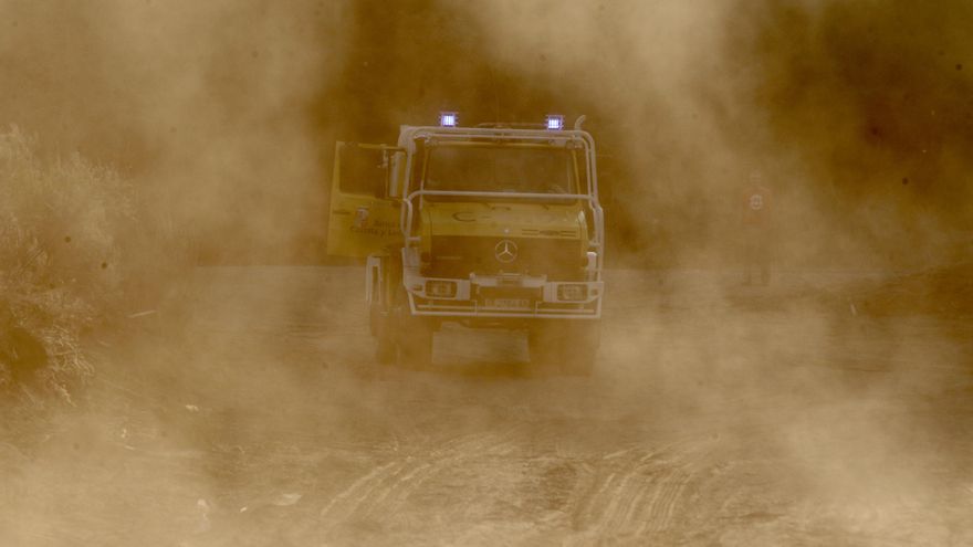 El fuego entre Zamora y Ourense sigue descontrolado y el trabajo se centra en salvar casas