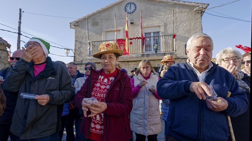 Los 4 vecinos de Villar de Corneja (Ávila) pasan a ser 70 en sus campanadas anticipadas
