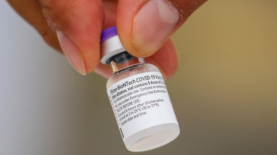 Detalle de la vacuna Pfizer-BioNTech contra la COVID-19. EFE/José Pazos