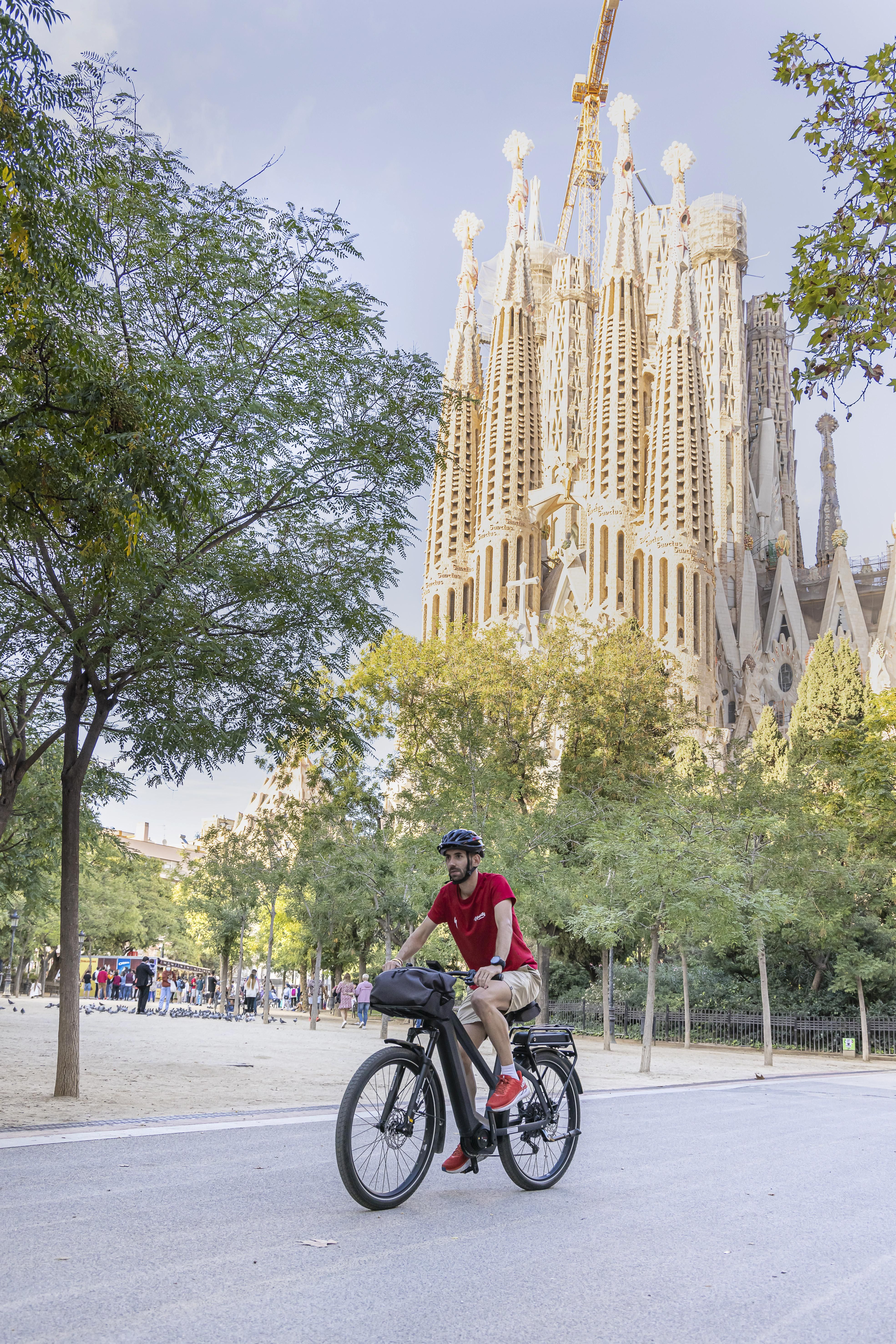 En bici por Barcelona, con la Sagrada Familia al fondo