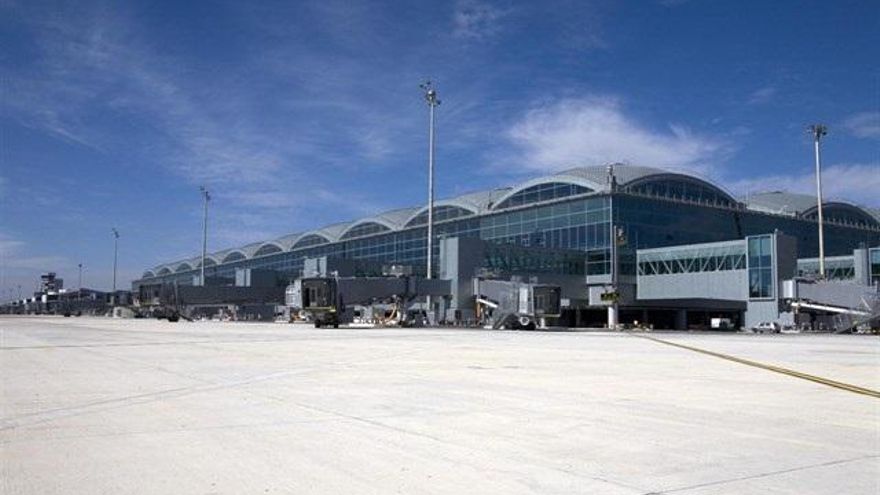 Los empresarios de Alicante reclaman la ampliación del aeropuerto esgrimiendo cifras cercanas a las del de València