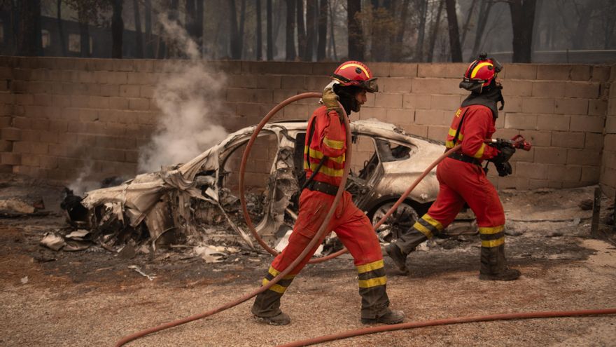 Personal de la UME apagando fuegos en viviendas y naves en Piedralaves, durante el incendio de Burgohondo, a 26 de julio de 2026