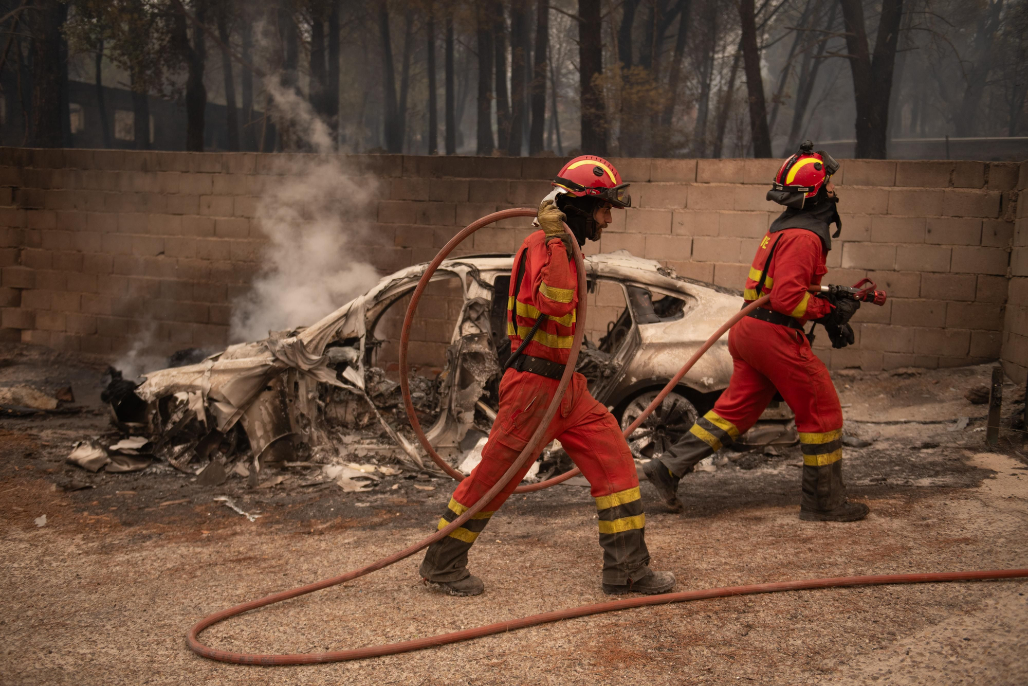 Personal de la UME apagando fuegos en viviendas y naves en Piedralaves, durante el incendio de Burgohondo, a 26 de julio de 2026