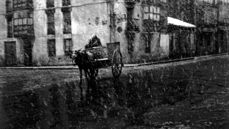 Un carro, tirado por un caballo, se abre paso por la calle Francia entre la nieve