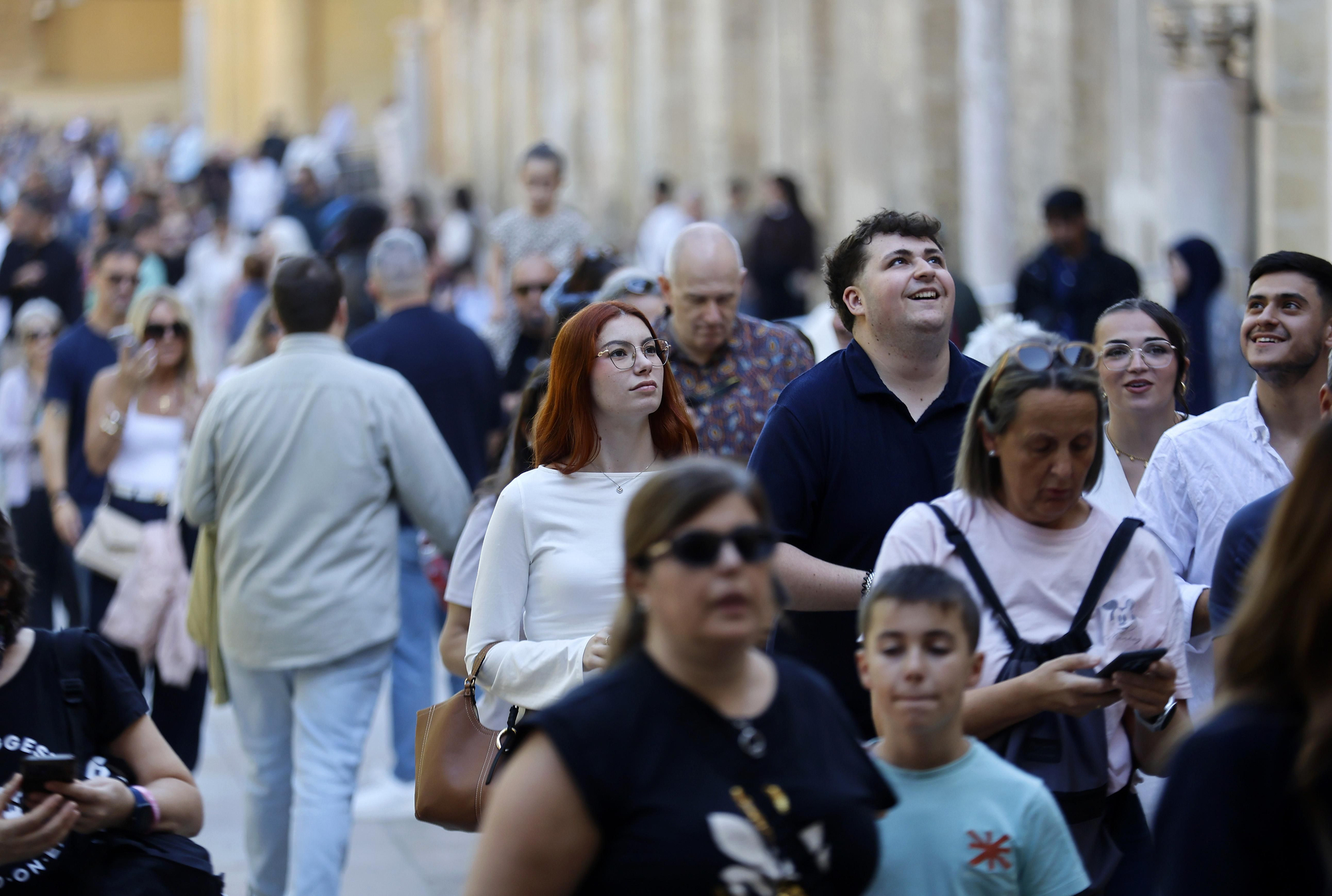 Turistas en el puente de los Santos en Córdoba sin trenes con Madrid