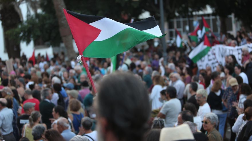 Miles de personas se concentran en Las Palmas en apoyo a Gaza: "Si tocan a la flotilla, nos tocan a todos"