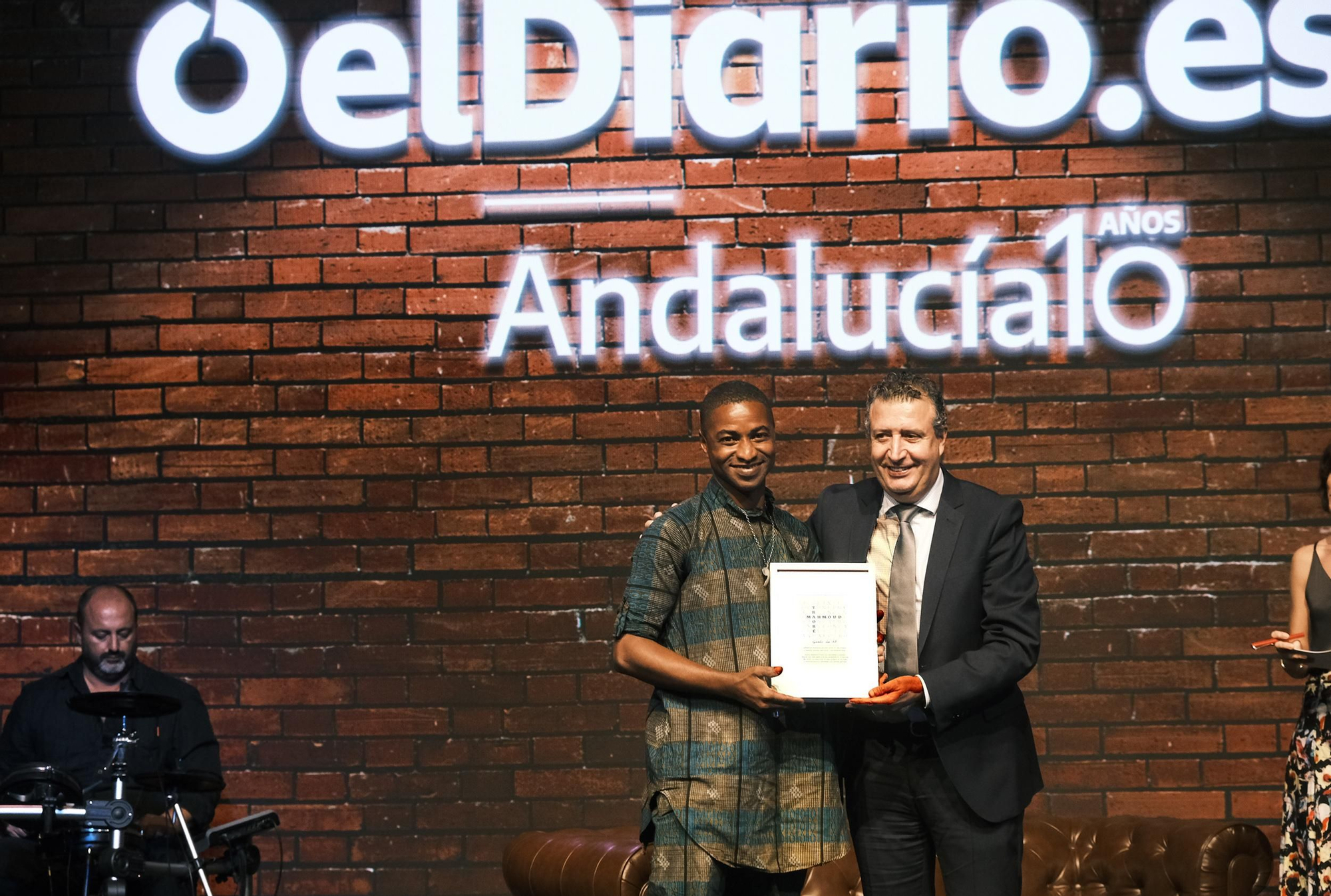 Mahmoud Traoré recogió el premio de la mano del presidente de la Diputación de Sevilla, Javier Fernández