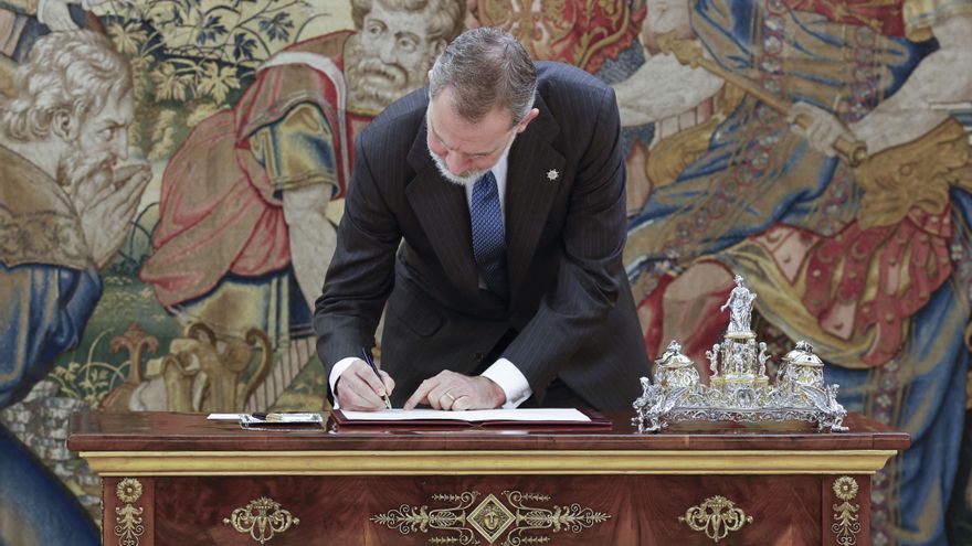 El rey Felipe VI firma el documento para sancionar por primera vez una reforma de la Constitución, la tercera desde 1978, por la que se suprime en el artículo 49 de la carta magna el término "disminuidos" por "personas con discapacidad", este jueves, en el Palacio de la Zarzuela. EFE/ Javier Lizón