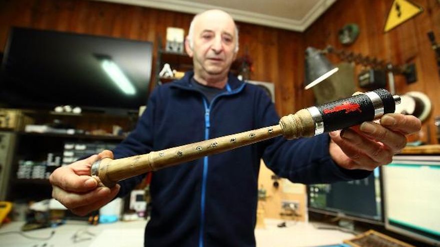 El berciano Carlos R. Pumarada, junto al puntero electrónico para gaita diseñado y fabricado por él. / César Sánchez / ICAL