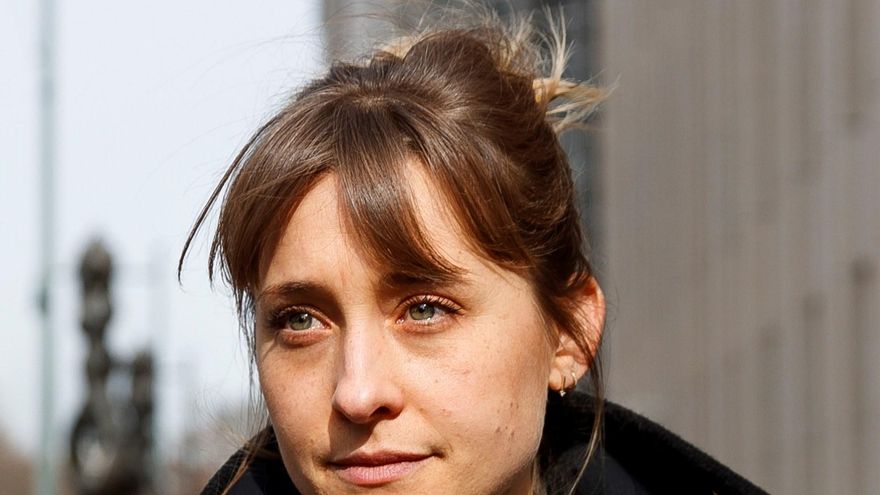 La actriz Allison Mack entra en prisión por su participación en la secta NXIVM