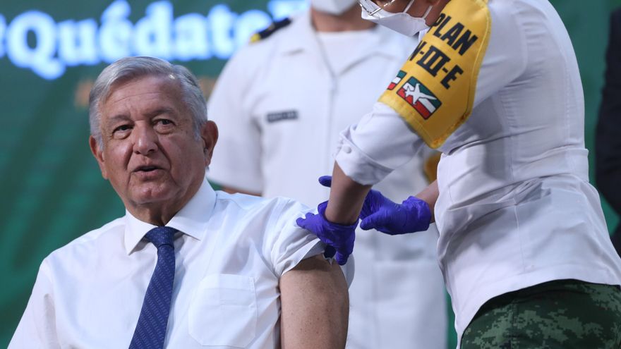 El presidente de México, Andrés Manuel López Obrador, recibe hoy la primera dosis de la vacuna contra la covid-19, durante su rueda de prensa matutina en Palacio Nacional, en Ciudad de México (México). EFE/Sáshenka Gutiérrez