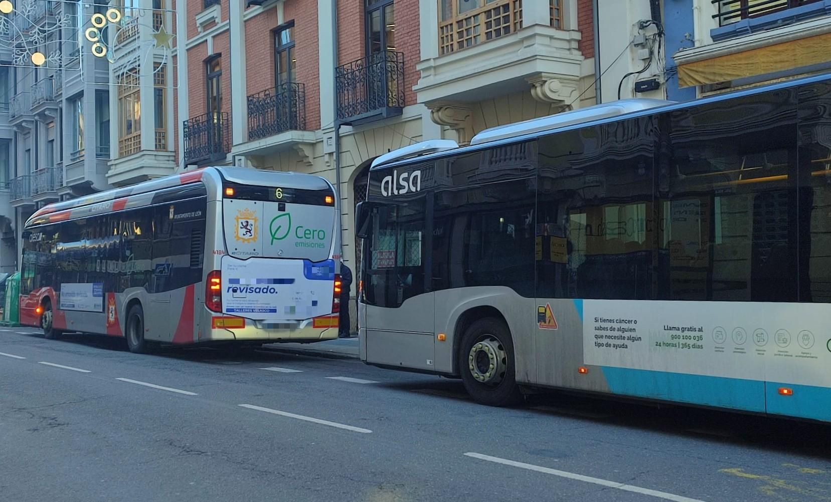 Los autobuses urbanos e interurbanos, azules, en una parada del centro de León, archivo.