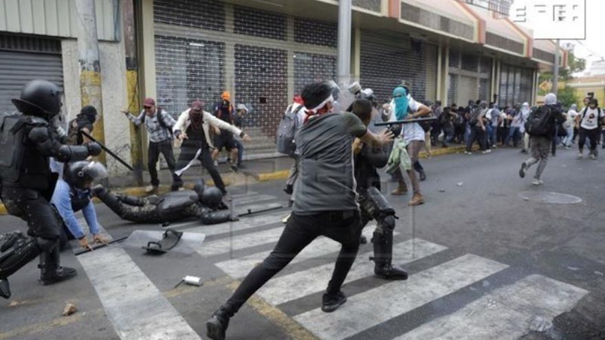 Lesionados, detenidos y destrozos en 4 incendios por protestas en Honduras