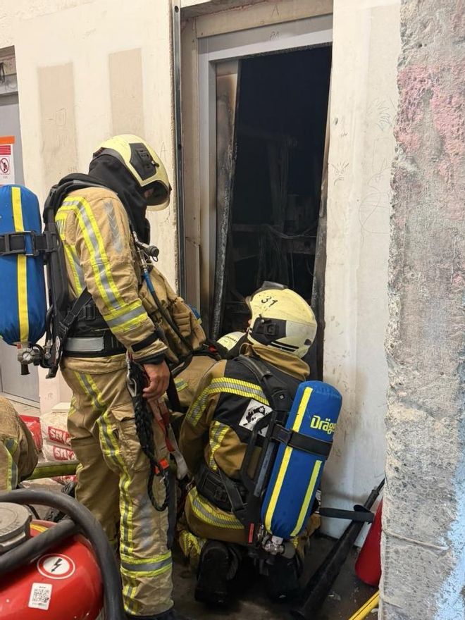 Los bomberos de Bruselas en el hueco del ascensor del edificio OXY por el que se propagó en incendio.