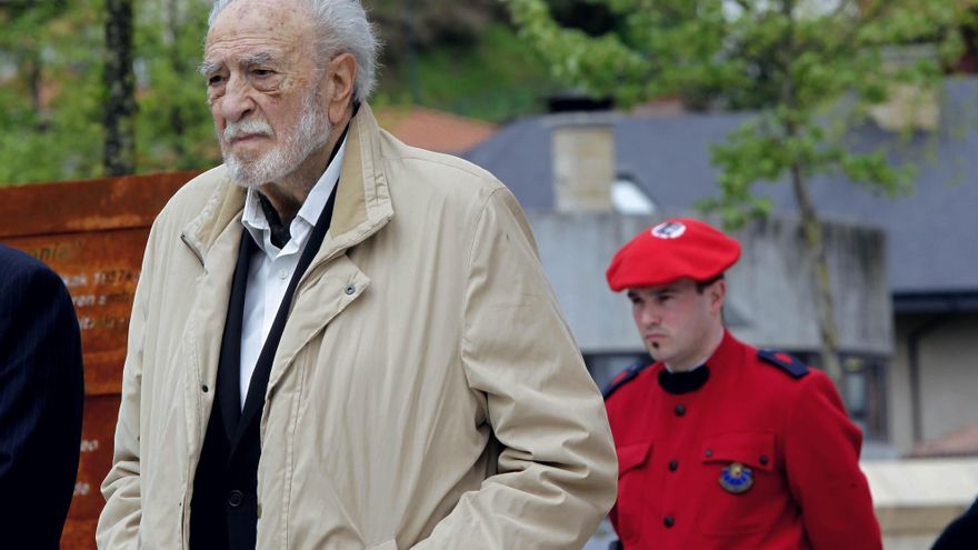 Néstor Basterretxea acude a Gernika a la inaguración de una de sus obras.