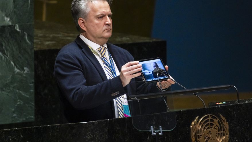 El embajador de Ucrania ante la ONU, Sergiy Kyslytsya, habla durante una sesión en la sede de las Naciones Unidas en Nueva York (EE.UU.), este 2 de marzo de 2022. EFE/EPA/Justin Lane