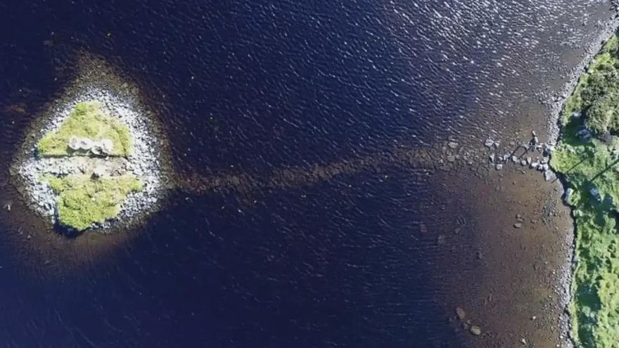 Hallan en una isla artificial escocesa una estructura de madera más antigua que Stonehenge y una calzada de piedra