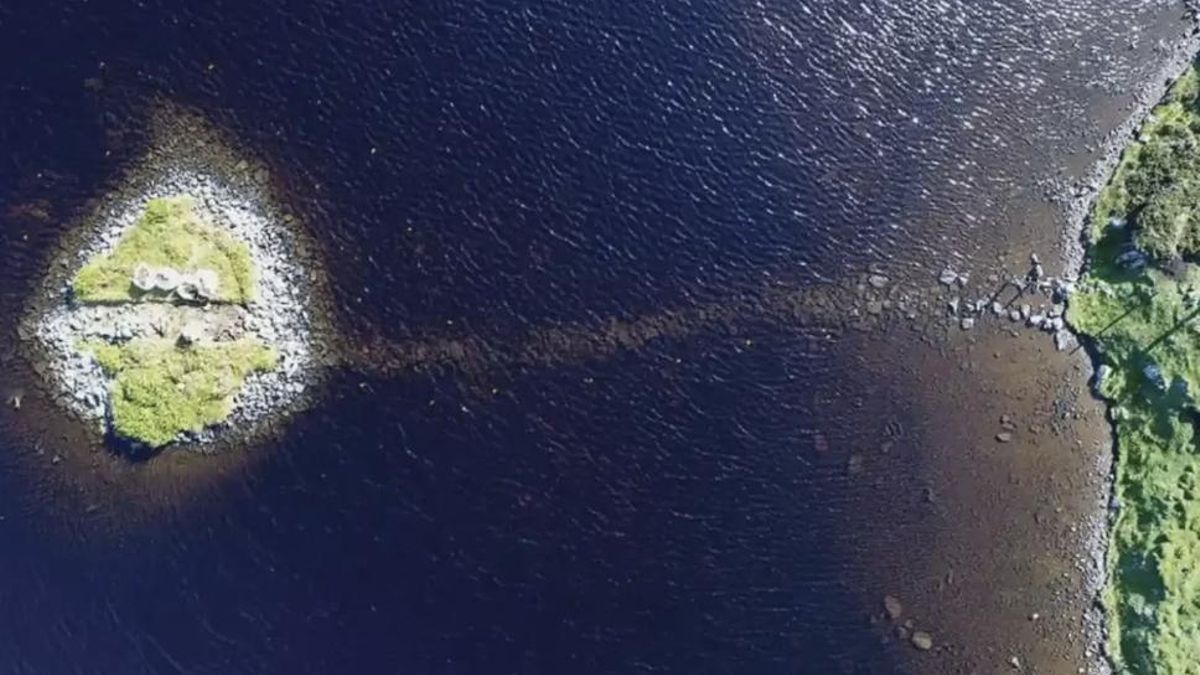 Hallan en una isla artificial escocesa una estructura de madera más antigua que Stonehenge y una calzada de piedra