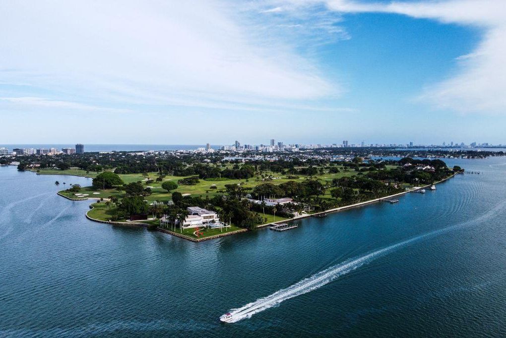 Una vista aérea de la isla de Indian Creek tomada desde Miami en mayo de 2021.