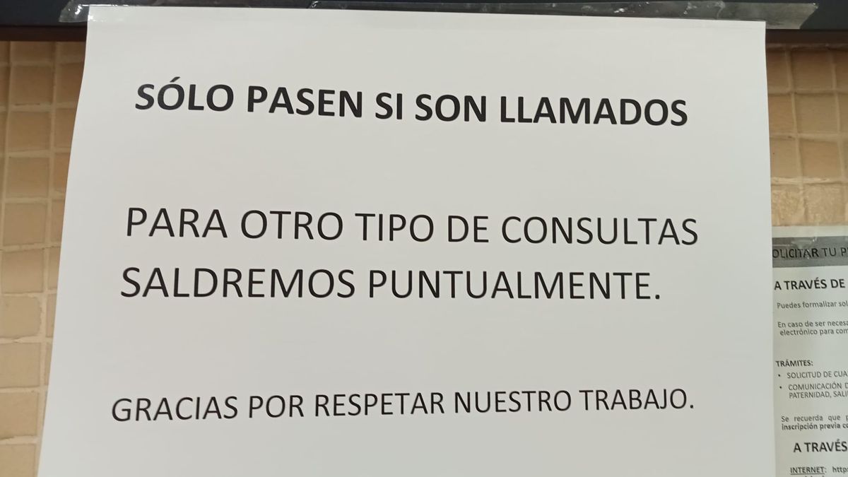 Este cartel se ha colgado hace unos días en la oficina