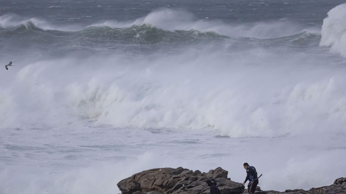 Muere una percebeira en O Porto do Son (A Coruña) al ser arrastrada por un golpe de mar