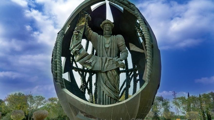 La estatua más grande de España es rusa y está en Sevilla