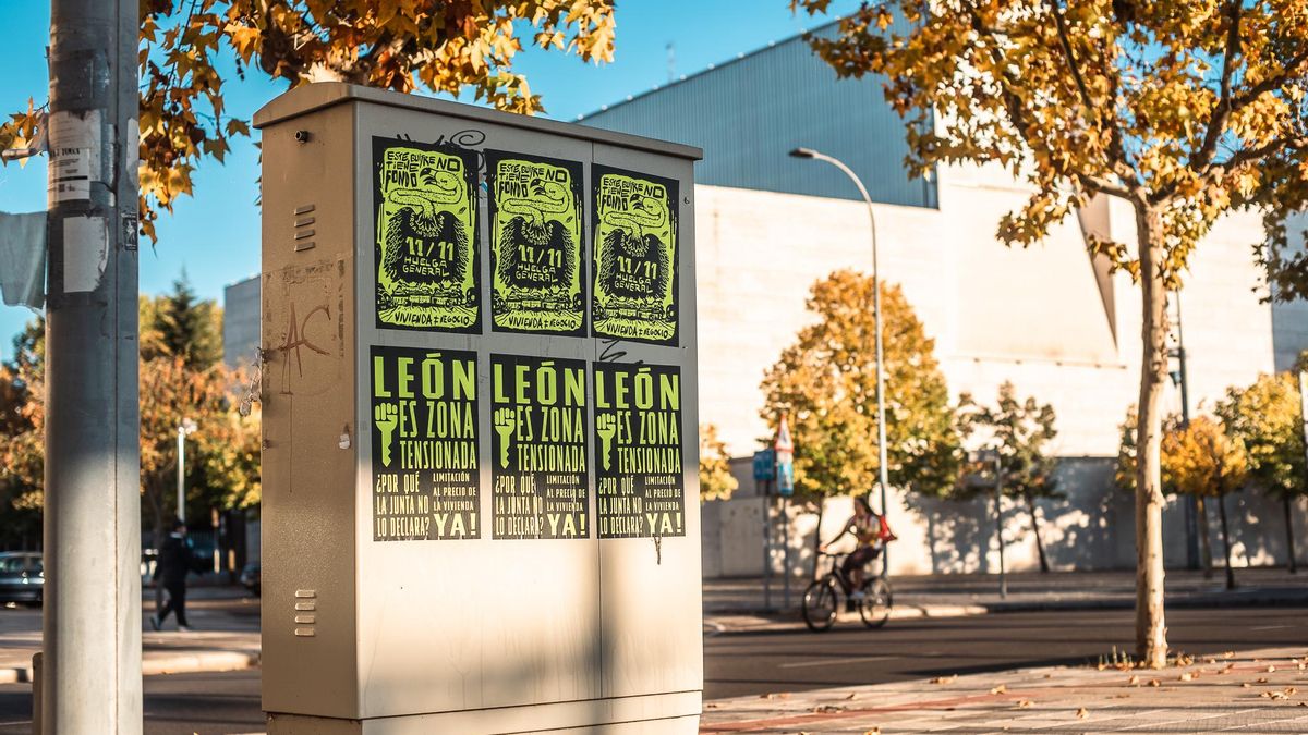Carteles en la ciudad de León alusivos a la huelga del 11 de noviembre