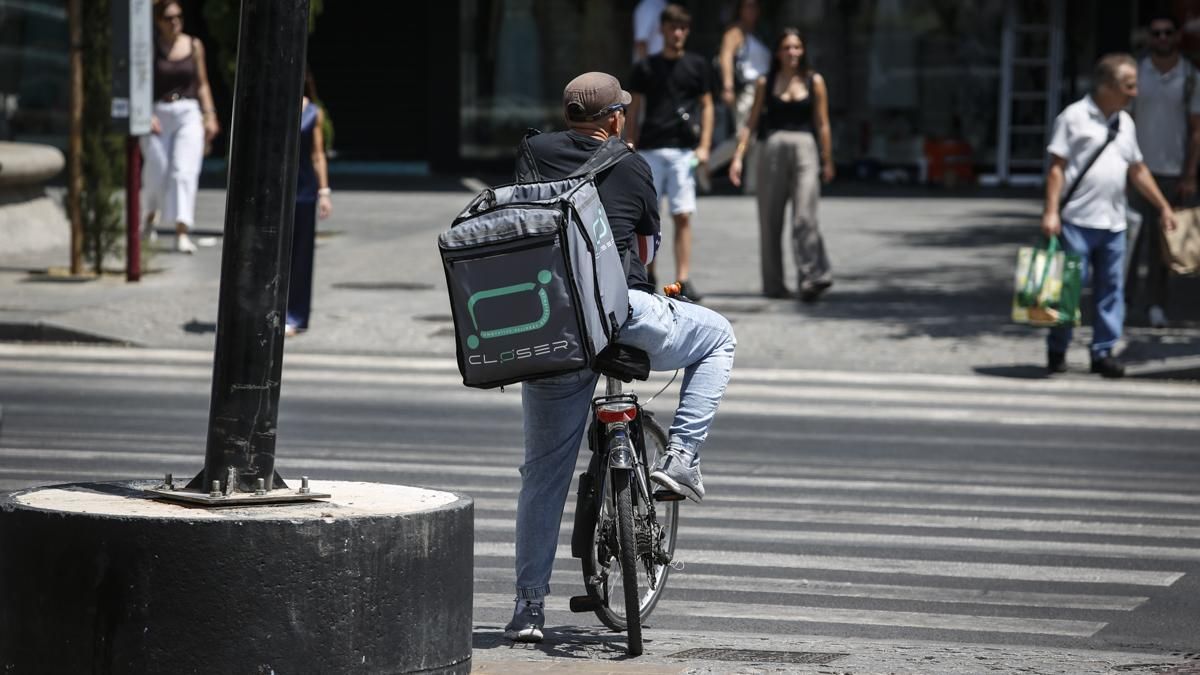 Rider de reparto a domicilio a las horas de más calor en Córdoba