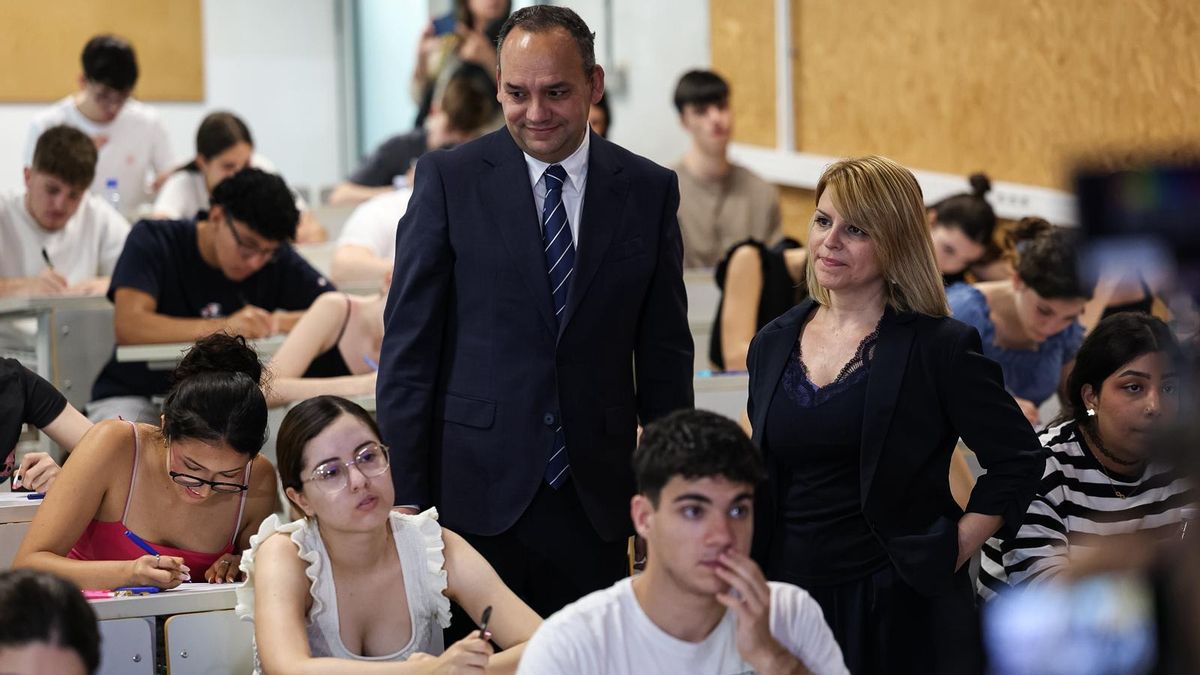 La vicerrectora de Estudios, Ángela Almela, junto al director general de Universidades, Antonio Caballero, vistando una de las sedes del Campus de Espinardo