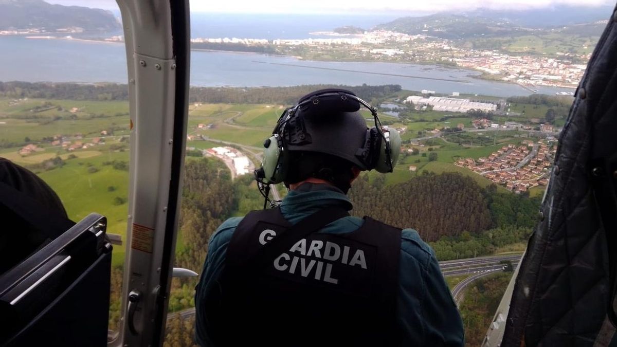 La Guardia Civil intensifica el control en carreteras de Cantabria con un helicóptero