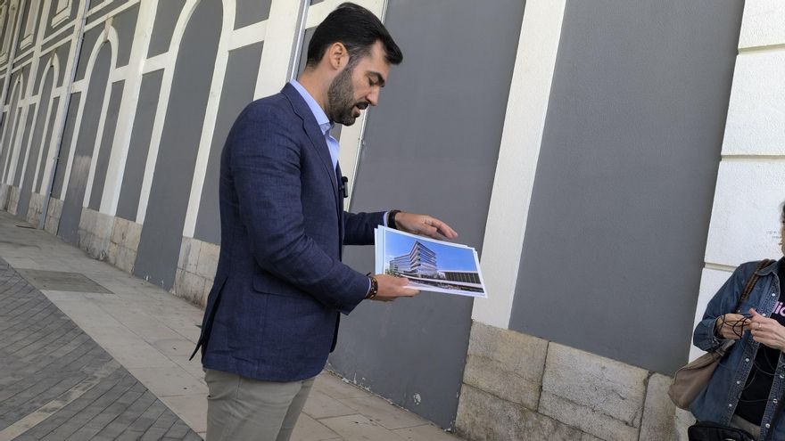 El portavoz del PP en el Ayuntamiento de León muestra las recreaciones del proyecto de 35 millones de euros que Diez prometió para el entorno de la estación de tren en 2023.