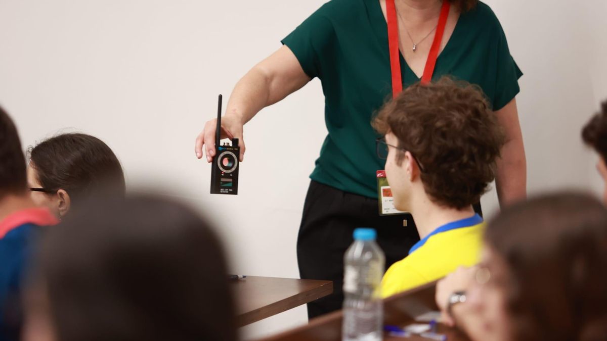 Los profesores que vigilan las pruebas de la PAU en Andalucía han realizado controles de dispositivos electrónicos con detectores.