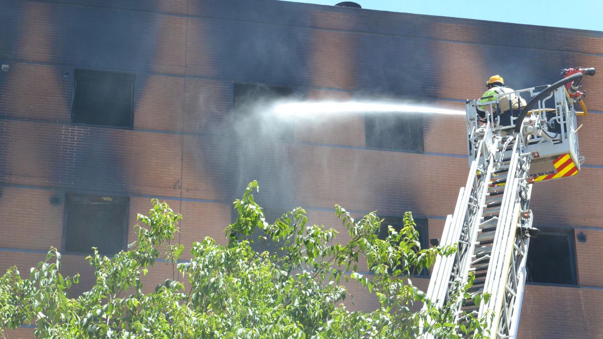 Forjado de madera, riesgo de derrumbe y medios escasos: por qué el incendio del hotel de Málaga sigue activo días después