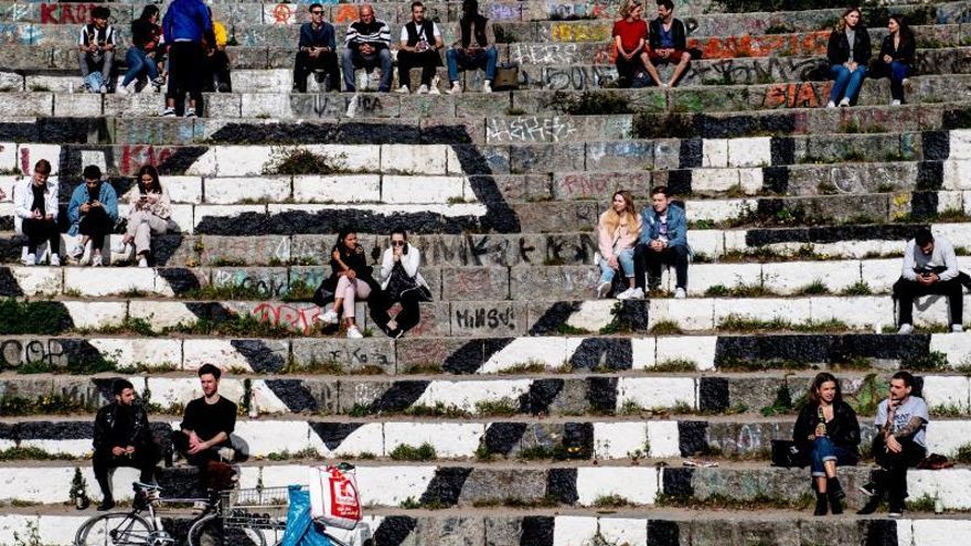 Varias personas disfrutan de un día soleado en el Wall Park (lit.: Mauerpark) de Berlin.