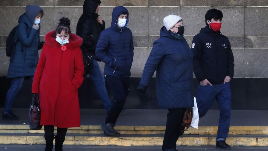 Varias personas caminan por una calle de Moscú. EFE/EPA/MAXIM SHIPENKOV