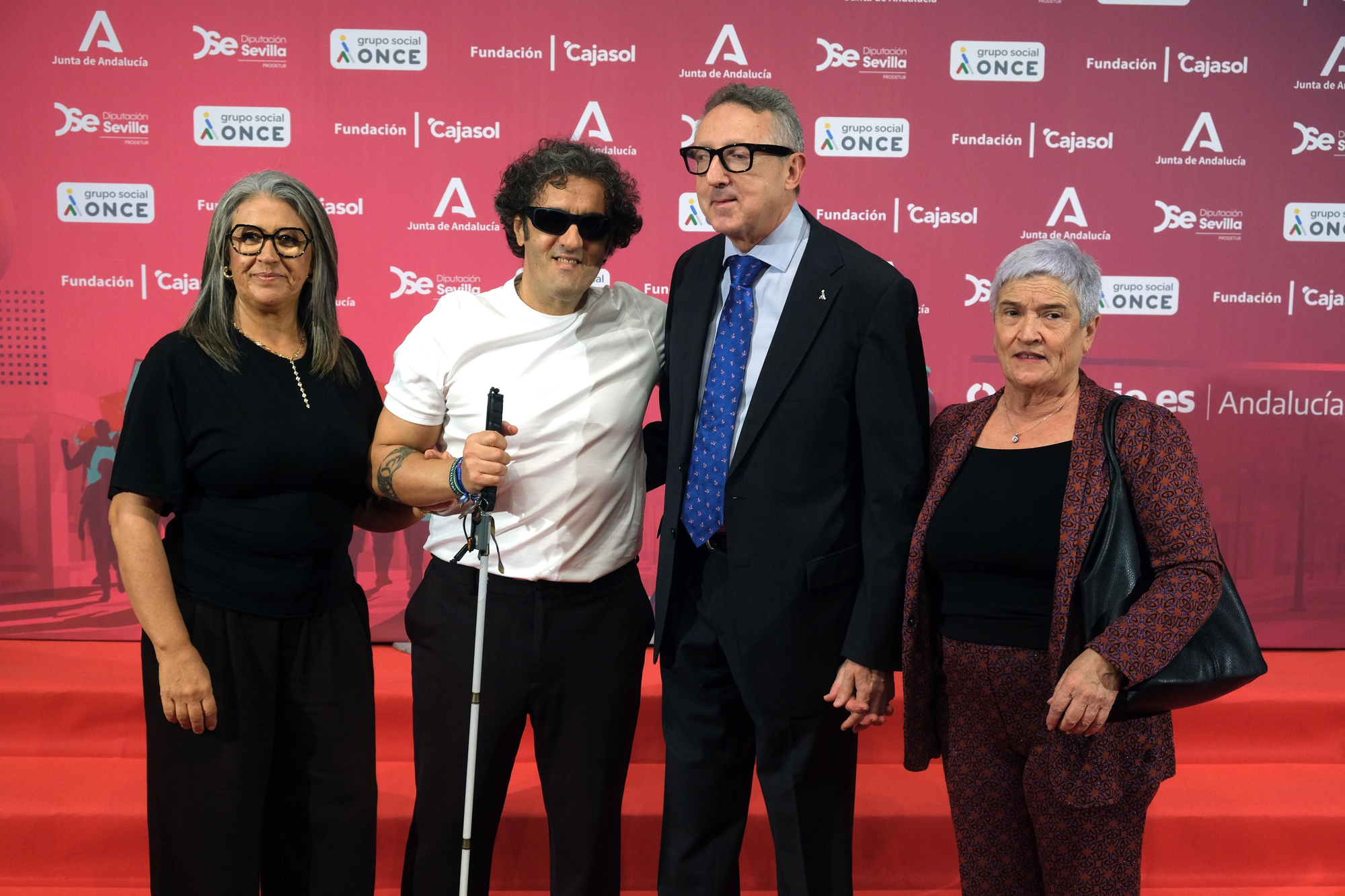José Peña, uno de los premiados, de Sevilla, con bastón en la imagen, junto al delegado territorial de la ONCE en Andalucía, Cristóbal Martínez.