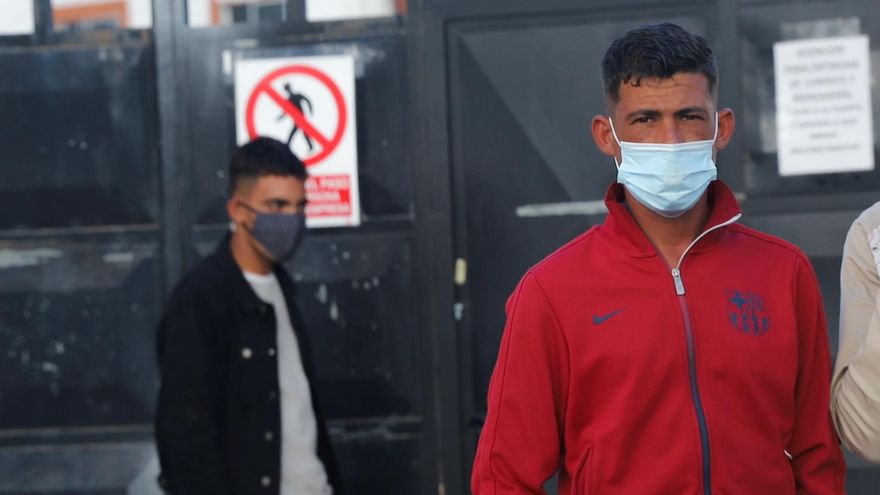 Las tres noches de incertidumbre de los 60 migrantes abandonados a las puertas del campamento Canarias 50