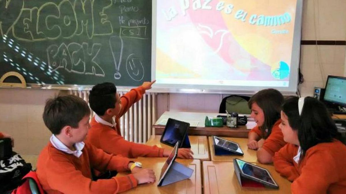 Incibe informa a una familia sobre las claves legales del uso de dispositivos y datos de menores en el aula