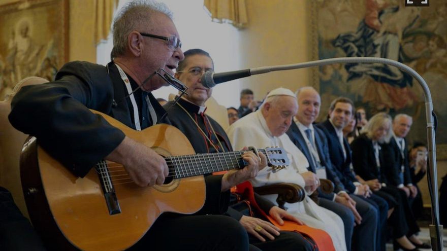 León Gieco interpretó "Solo le pido a Dios" ante el Papa Francisco y otros 100 argentinos en el Vaticano
