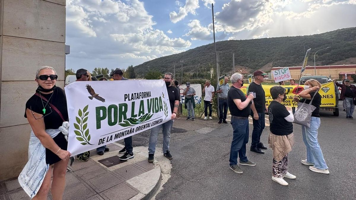 Imagen de la protesta de algunos vecinos y plataforma contra el proyecto de biogás en Vidanes, Cistierna.