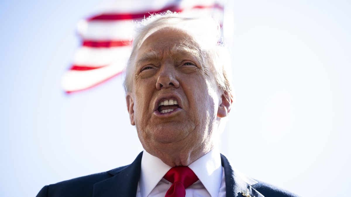 El presidente de EEUU, Donald Trump, habla con la prensa el domingo 5 de octubre en el jardín sur de la Casa Blanca.