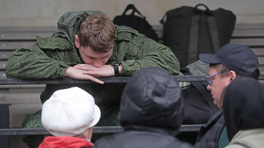 Un joven se despide de su familia en una oficina de reclutamiento de Moscú, el pasado 6 de octubre.