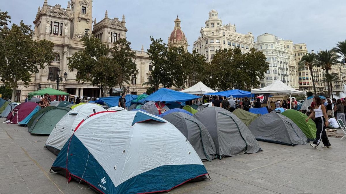 Imagen de la acampada este domingo en la Plaza del Ayuntamiento de València.