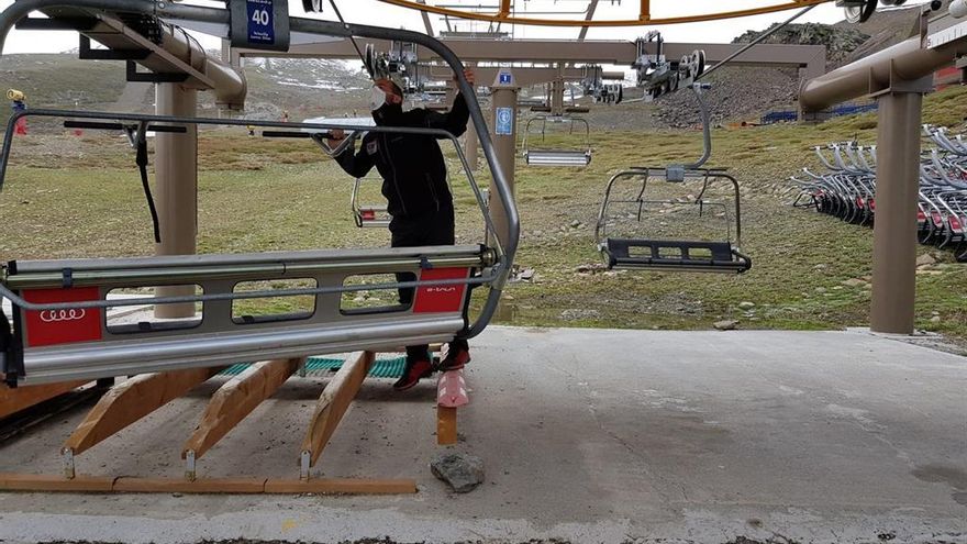 Los trabajadores de Sierra Nevada acusan a la empresa pública de querer cerrar la estación y hacer un ERTE que no cumple la normativa