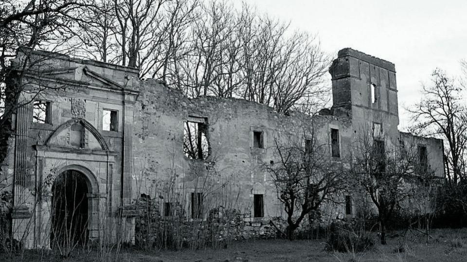 El monasterio de Santa María de San Esteban de Nogales, con la fachada ennegrecida por las llamas y la vegetación calcinada.