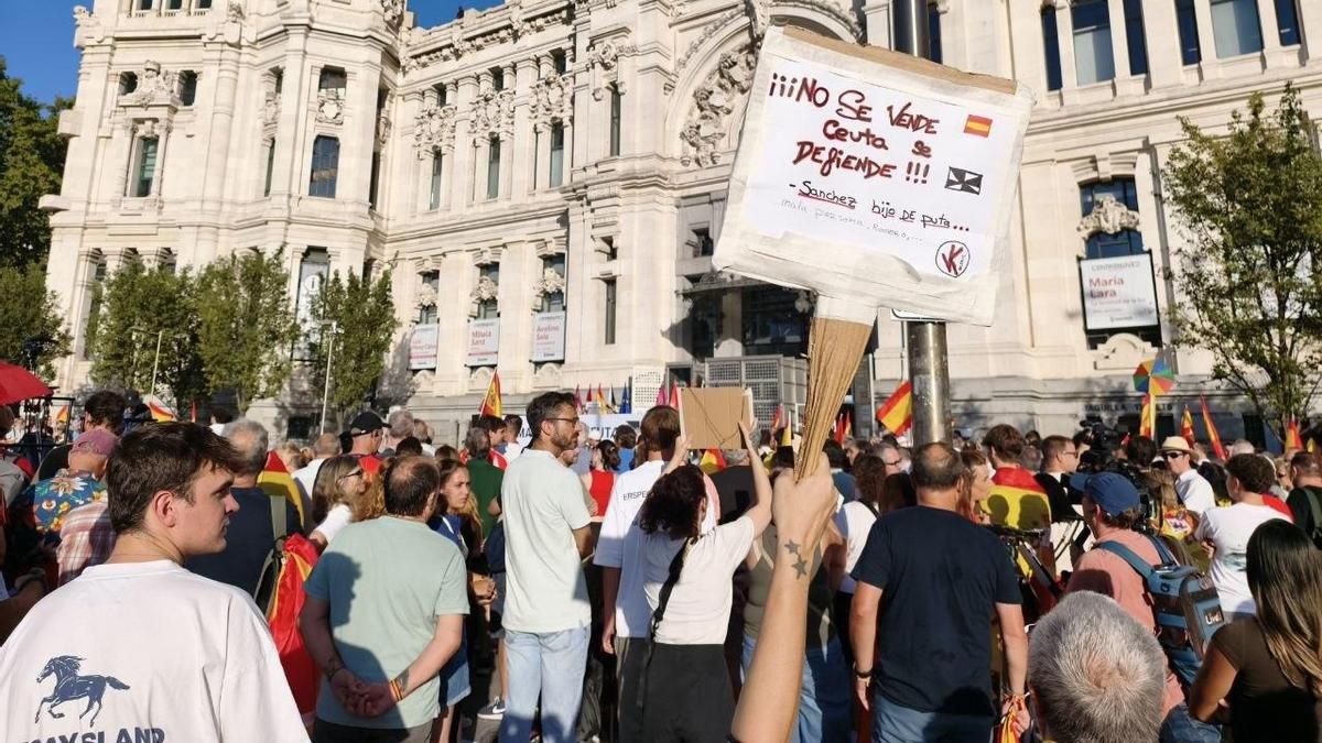 Miles de ciudadanos salen a la calle en apoyo a Ceuta y contra la gestión del Gobierno: "¡Sánchez, traidor!"