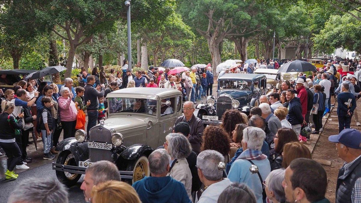 Una treintena de coches antiguos recorren las calles de Santa Cruz de Tenerife este Domingo de Piñata