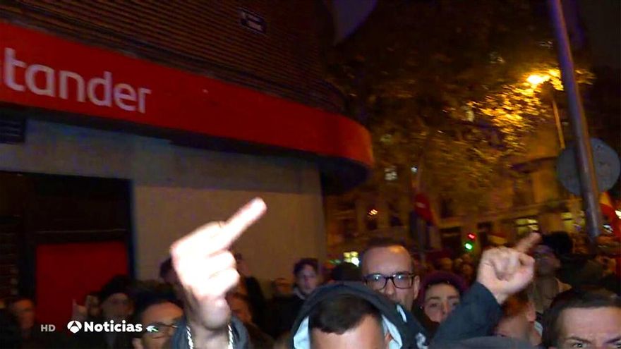 Agreden a un equipo de Antena 3 Noticias que cubría las protestas de Ferraz para el informativo de Vicente Vallés