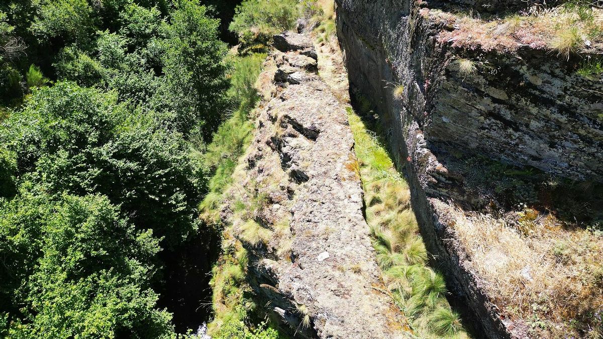 Detalle de uno de los canales romanos hacia Las Médulas excavado en roca.
